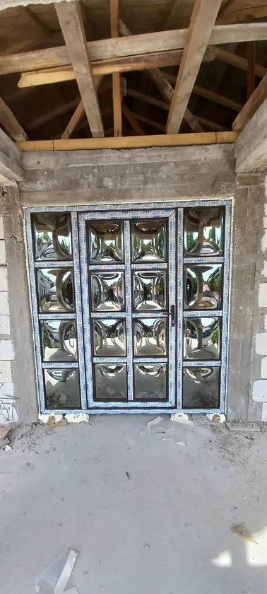 Ușă de intrare cu panouri vitrate decorative — montaj Ionuț Termopane
