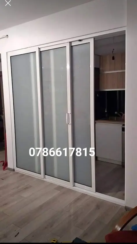 Ușă glisantă albă cu sticlă mată — montaj Ionuț Termopane