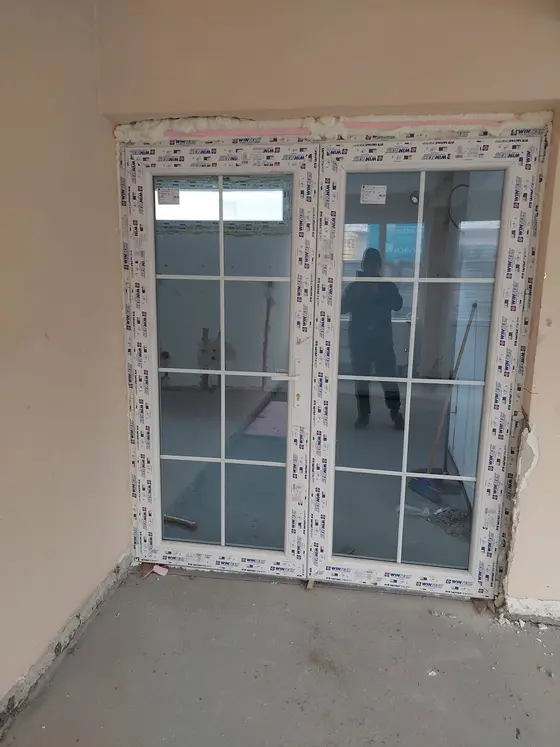 Ușă dublă de balcon cu caroiaj — montaj Ionuț Termopane