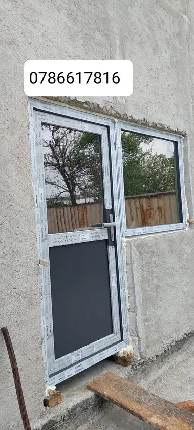 Ușă cu panou și fereastră fixă alăturată — montaj Ionuț Termopane
